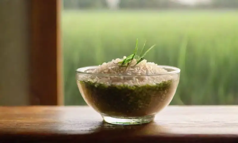 Una composición atractiva de arroz dorado brilla junto a una cuchara de madera