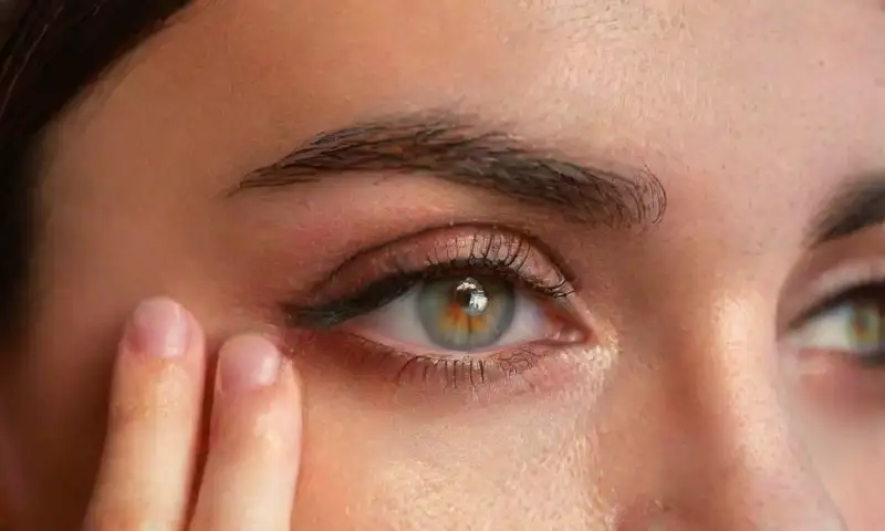 Una luz suave destaca un rostro redondeado con piel delicada