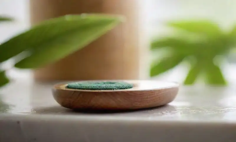 Un baño iluminado suavemente, con productos de belleza ordenados y detalles que transmiten tranquilidad y autocuidado