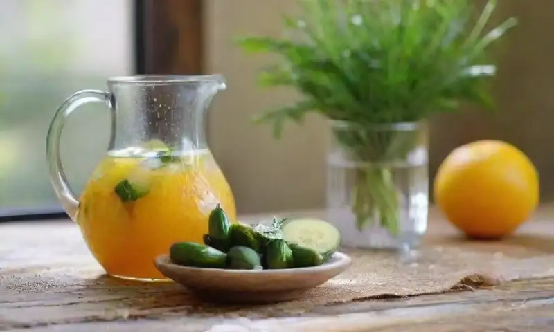 Una cocina luminosa y acogedora con agua fresca, verduras y frutas frescas en un ambiente relajante