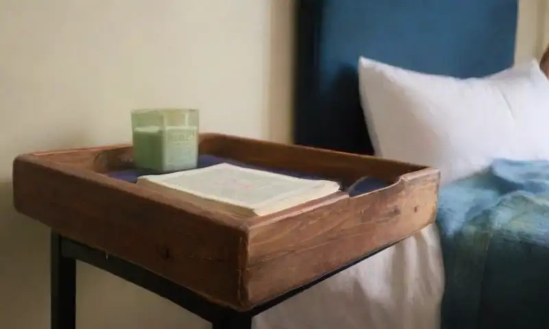Escena de un dormitorio acogedor con luz suave de la mañana
