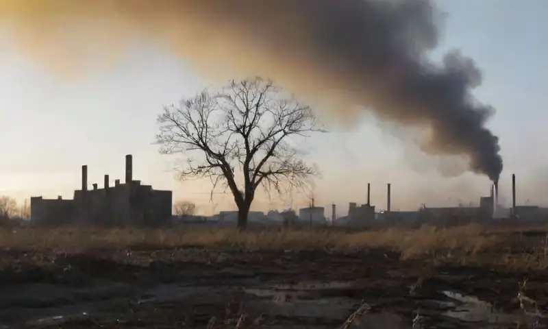 Un paisaje industrial contaminado muestra fábricas contra un cielo nublado