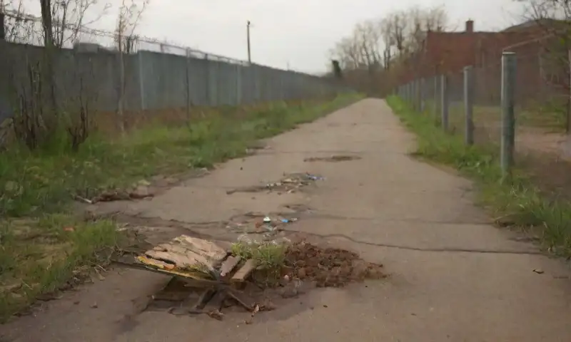 Una escena urbana desordenada y deteriorada