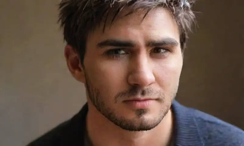 Un hombre bien arreglado con un corte de cabello texturizado y desaliñado