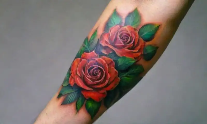 Un brazo humano decorado con tatuajes 3D coloridos y detallados que muestran maestría artística